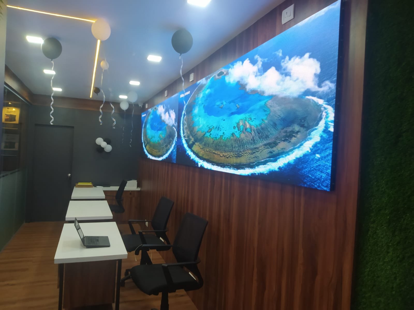 Differences between indoor LED screen display and outdoor LED screen display products